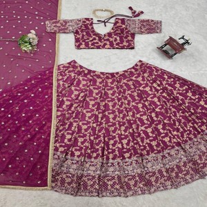 VASTRA COTTAGE Elegante Choli de Jacquard con Bordado de Lentejuelas y Hilo, con Dupatta de Faux Georgette y Borde de Encaje de Cuatro Lados - Product Image 3