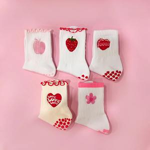 Calcetines de Pilates con Agarre y Logotipo Personalizado para Mujeres y Jóvenes, Antideslizantes, con Diseño de Corazón y Puntos, de Algodón, Color Rosa Pastel, Diseño de Frutas, Venta al Por Mayor - Product Image 3