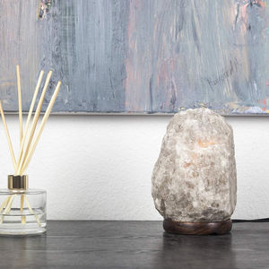 Lampe de table en sel gris de l'Himalaya avec variateur d'intensité et base en bois sculpté naturel – Artisanat naturel en gros - Product Image 3