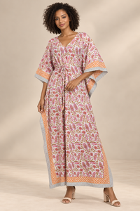 Robe Kaftan Bohème Rose Tissée pour Femme, Maxi Blanche avec Bordure Contrastante Orange, Col en V, Taille à Cordon de Serrage pour Acheteurs en Gros - Product Image 3