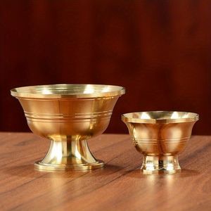 ชามทองเหลืองโบราณทำมือ พร้อมลวดลายดอกไม้สลักและผิวขัดเงา เหมาะสำหรับตกแต่งโต๊ะกลางหรือตกแต่งบ้าน - Product Image 1