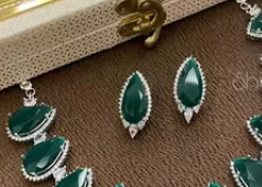 Ensemble collier et boucles d'oreilles élégants de qualité supérieure, finition argentée, avec doublet de zirconium, collection pour mariage - Product Image 2