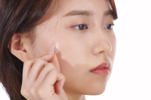 Fabriqué en Corée, patch anti-imperfections fin et discret |   Nouvelle technologie EZ Touch |   Traitement invisible ultra-fin contre l'acné - Product Image 2