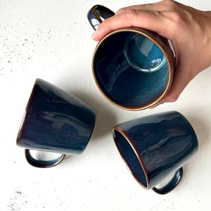 Tasses à café en céramique artisanale avec glaçure bicolore, forme conique, poignées confortables, résistantes à la chaleur, pour un service élégant - Product Image 2