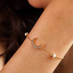 สร้อยข้อมือมุกทรงพระจันทร์เสี้ยวประดับมุกน้ำจืด เงินแท้ 925 ชุบทอง 14K ดีไซน์สวยงาม เหมาะเป็นของขวัญสำหรับเธอ - Product Image 4
