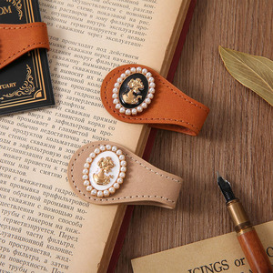 Marcapáginas de cuero premium con diseño de hoja de arce, regalo para estudiantes, profesores y lectores apasionados en todo el mundo, a la venta a un precio asequible. - Product Image 1