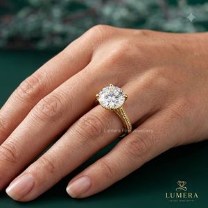 Bague de fiançailles pour femme en or jaune avec diamant rond taille brillant, style classique, joaillerie fine, bande perlée à milgrain - Product Image 6