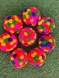 Décoration de boules pompon colorées Holi du Rajasthan en laine |   Décoration de mariage sur le thème indien pour les jeux et événements Mehndi Sangeet Haldi - Product Image 3