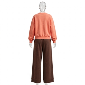 Ensemble 2 pièces pour femme : Sweat-shirt col en V corail et pantalon large marron avec appliques florales marguerite et champignon en polyester à taille élastique - Product Image 4