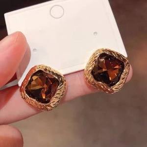 Boucles d'oreilles clous carrées vintage unisexes AMBER JEWELS, plaqué or massif 14 carats, diamant, classiques, pour tous les jours, accessoires de mode - Product Image 2