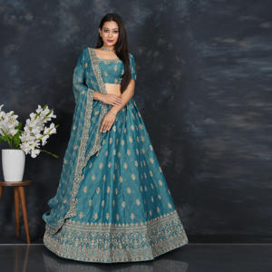 ชุดเลเฮนกาโชลีผ้าไหมพร้อมกระโปรงปักลายด้วยด้ายอย่างประณีต จับคู่กับเสื้อทรงเข้ารูปและผ้าคลุมไหล่เข้าชุด - Product Image 4