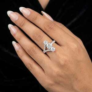 Bague en forme de Y en moissanite taille ronde style unique, en argent sterling 925, bijoux fins, cadeau idéal pour les occasions spéciales, pour elle - Product Image 4