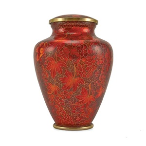 Urne funéraire en métal rouge écarlate avec motif de feuilles d'automne et de fleurs, détails dorés, forme de bulbe, récipient pour cendres commémoratives - Product Image 4