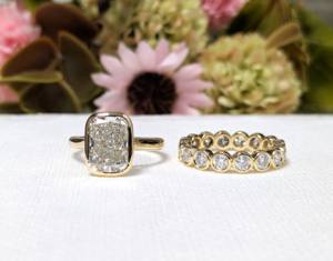 Anillo de compromiso de lujo con moissanita de corte cojín de 3.75 quilates, engaste de bisel, anillo llamativo apilable de oro amarillo macizo de 14k - Product Image 1