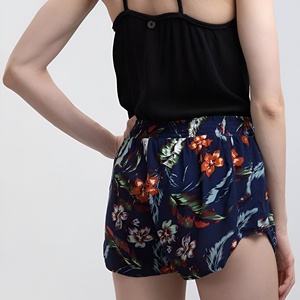 Nuevas llegadas: Shorts de algodón premium para mujer con diseño único, logo impreso personalizado, decoración de lentejuelas y patrón de lazo para uso exterior. - Product Image 2