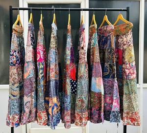 Jupe midi éco-responsable pour femme, style bohème vintage, patchwork de sari en viscose/polyester, coupe trapèze, motif floral, respirante et confortable - Product Image 6