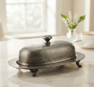 Meilleure vente : Beurrier en métal avec couvercle, design vintage artisanal pour la cuisine, motif gravé - Product Image 1