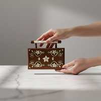Pochette de soirée élégante en bois artisanal avec incrustation complexe en nacre et finition haut de gamme pour les cérémonies nuptiales par Casa Hub