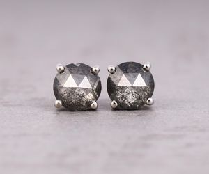 Boucles d'oreilles tendance en diamant sel et poivre taille ronde, clous sertis à quatre griffes, diamant naturel rustique, bijoux en or raffiné pour le quotidien - Product Image 1
