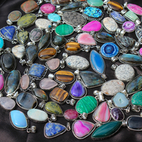 Pendentif breloque de mode bohème en laiton plaqué argent oxydé, avec cristaux et pierres précieuses de couleurs variées serties clos