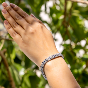 สร้อยข้อมือทองคำขาวสำหรับผู้หญิง ดีไซน์หรูหรา ประดับเพชรธรรมชาติทรงกลมเจียระไนแบบบริลเลียนท์ และไพลิน พร้อมใบรับรอง GIA ชุดของขวัญเครื่องประดับสุดหรู - Product Image 5