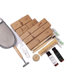 Ensemble d'articles de toilette d'hôtel en bambou biodégradable avec logo personnalisé, kit écologique de shampoing, après-shampoing et gel douche avec pantoufles pour hôtels - Product Image 1