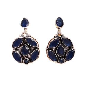 Pendientes de Plata Antigua Oxidada de Latón Hechos a Mano con Zirconia Corte Pera y Perlas de Imitación en Engaste de Bisel, Regalo para Ella, Boda - Product Image 1