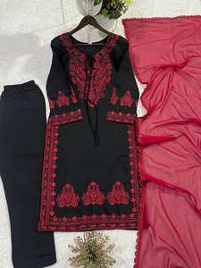 Traje exclusivo de diseñador en tela de seda romana bordada, con top, pantalón y dupatta. - Product Image 4