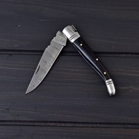 Couteau pliant OEM artisanal en acier Damas à pointe tombante, manche en corne noire, verrouillage arrière, pour activités de plein air, EDC, chasse, haute qualité, garantie 3 ans
