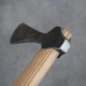 Jexmoo Enterprises Hache de fendage Tomahawk à tête barbelée en acier au carbone de qualité industrielle 500 mm, avec fourreau en cuir et manche en bois de palissandre, pour l'extérieur - Product Image 2