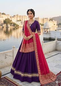 Lehenga Choli en soie Vichitra violette avec dupatta rouge, coupe ajustée, longueur au sol, tenue de mariage traditionnelle style Inde Pakistan - Product Image 3