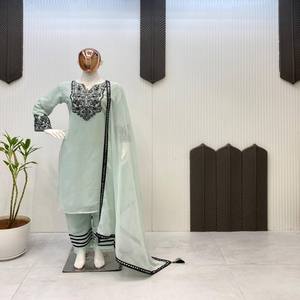 Conjunto de Kurta y Pantalón de Georgette para Fiesta para Mujer VASTRA COTTAGE con Bordado de Papel Metálico, Detalle de Encaje y Dupatta a Juego - Product Image 1