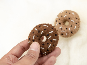 Donut de Fieltro Cosido con Chispas, Juguete de Comida de Imitación Hecho a Mano, Decoración para Fiestas Infantiles, Donuts de Colores Personalizados, Venta al Por Mayor - Product Image 2