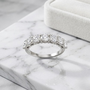 Anillo de media eternidad con diamante redondo brillante de 1.60 CT en engaste de púas compartidas, elegante acabado en oro. - Product Image 2