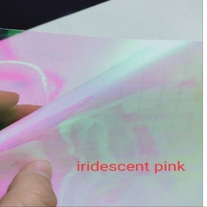 Lámina Holográfica Transparente Flexible, Color Rosa Iridiscente, para Manualidades, Envoltura, Decoración y Proyectos de Diseño - Product Image 3
