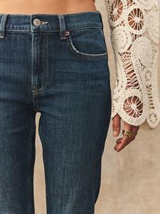 Vaqueros de corte recto diseñados con una mezcla de algodón de primera calidad, con un corte clásico, un elegante efecto desgastado y costuras reforzadas. - Product Image 6