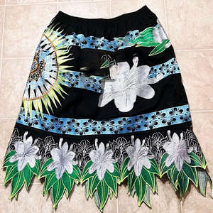 Jupes Hawaïennes Polynésiennes Personnalisées à Broderies Florales Pohnpei Respirantes Décontractées Style Île Micronésienne – Nouveauté en Vente - Product Image 1