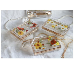 Elegante Bolso de Mano de Resina Negra con Decoración de Perlas, Hecho a Mano, para Bodas, Fiestas y Eventos Formales, por MULTI - Product Image 3