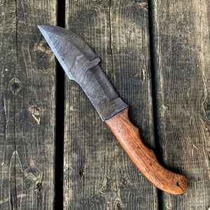 Couteau de chasse et de survie Damas de haute qualité, personnalisé, en gros, avec manche en bois, lame pleine en acier, pour activités de plein air et bushcraft - Product Image 5