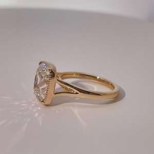 Anillo de compromiso de moissanita de 3 CT con corte cojín estilo mina antigua, anillo de boda con engaste de bisel vintage, anillo de oro de 14K estilo antiguo para ella - Product Image 3