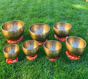 Juego de cuencos tibetanos de latón tallados con el símbolo de los siete chakras, con cojines, disponible a precios de mayorista. - Product Image 6