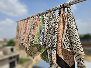 Pañuelo de Seda Étnico Cuadrado con Estampado de Rayas/Argyle para Mujer, Estilo Dulce de Primavera, Agradable al Tacto, Accesorio de Moda - Product Image 2