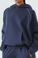 Ensemble de survêtement décontracté deux pièces pour femme, bleu marine, avec sweat à capuche oversize et pantalon de survêtement large, style streetwear et loungewear, tenue contrastée