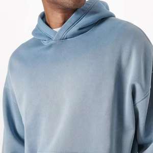 Sudaderas para hombre de corte relajado con lavado ácido, diseñadas con bolsillo canguro y capucha ajustable para un look clásico. - Product Image 2