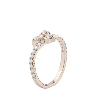 Anillo de compromiso de oro rosa de 14K/18K con tres diamantes cultivados en laboratorio de corte redondo en forma de flor, delicado anillo de boda apilable con diseño de trébol. - Product Image 3