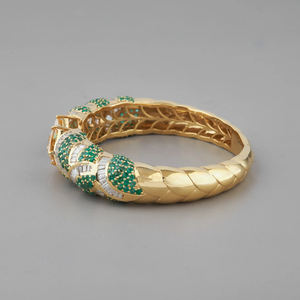 Bracelet manchette classique plaqué or 18 carats avec diamants taille princesse et émeraudes, design géométrique, pour femme, bijoux de soirée - Product Image 3