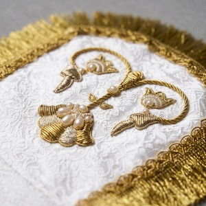 เครื่องประดับรูปไม้กางเขนสีขาวสำหรับพิธีกรรม งานปักมือคุณภาพสูง ประดับด้วยเส้นทองคำ พร้อมพู่ห้อย - Product Image 6