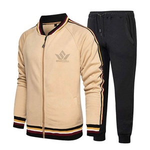 Conjunto Deportivo para Hombre en Beige y Negro, Chaqueta con Cierre Completo y Pantalones Jogger con Rayas en Contraste, Ropa Deportiva Casual para Otoño - Product Image 1