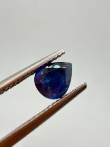 Zafiro Azul Natural Vívido en Forma de Pera de 1.30 Quilates, Piedra Preciosa Suelta de Ceilán, Sri Lanka, para Joyería Personalizada, Zehra Gems, con Juego de Color - Product Image 5