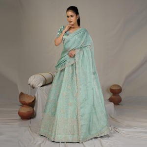 Lehenga Choli de Tela Crush con Bordado Intrincado, Falda Amplia, Blusa de Diseñador y Dupatta Elegante para Bodas y Fiestas - Product Image 3